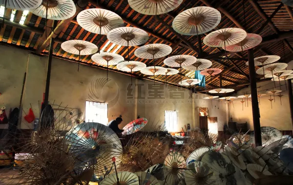 四川泸州：“非遗”开花 油纸伞撑起百年诗意时光