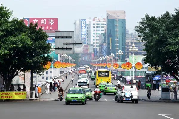 泸州酒城绿色出租车人群穿行