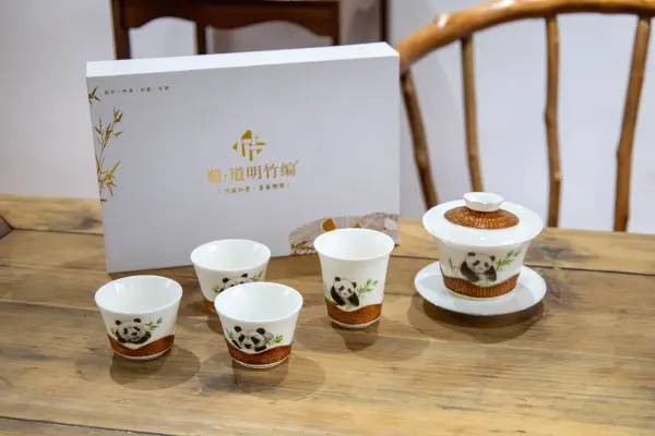 二代熊猫抱竹一盖碗+主人杯+三小杯礼盒
