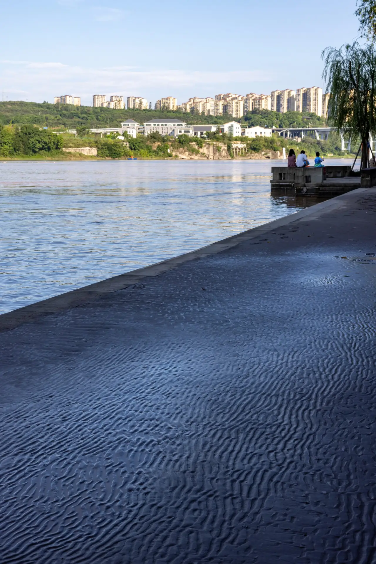 【泸州·城市记忆】洪水后人们休闲的泸州江边