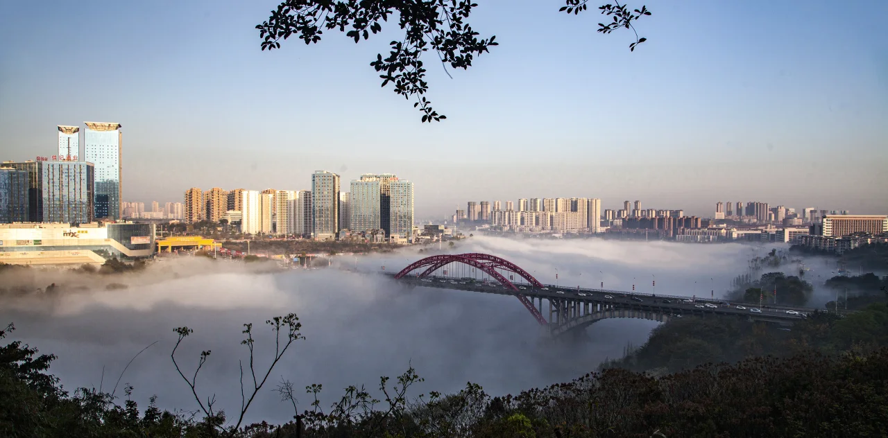泸州清晨雾中沱江三桥