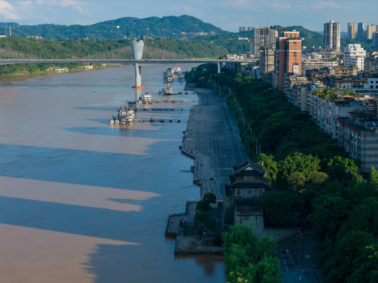 【泸州·城市记忆】洪水后空置的泸州酒城滨江路停车场