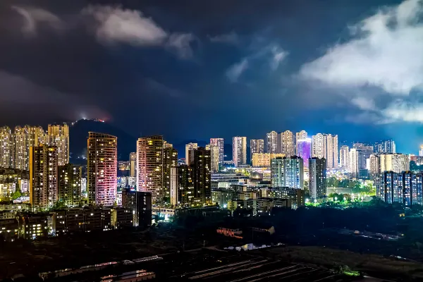 雨雾笼罩下的泸州市合江县城