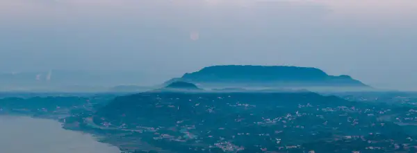 泸州方山清晨太阳月亮