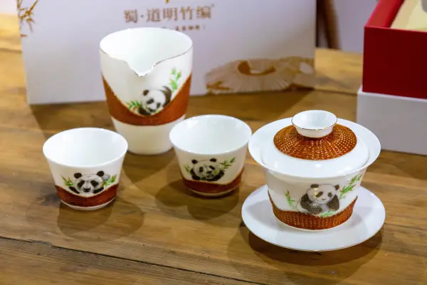 二代熊猫抱竹“一盖碗+一公道杯+二小杯礼盒 ”