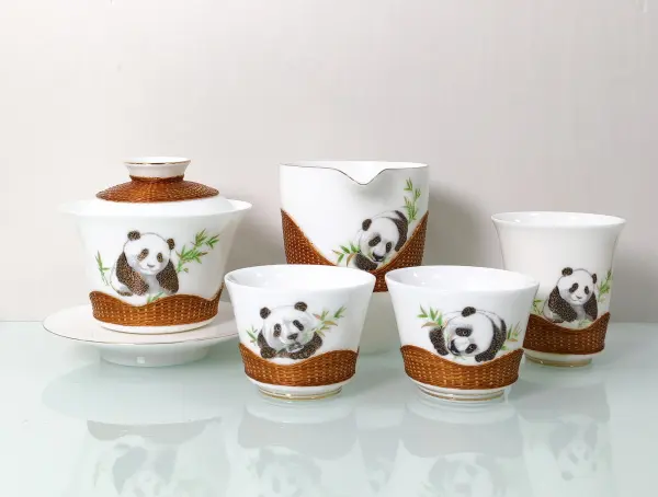 二代熊猫抱竹“一盖碗+一公道杯+三小杯礼盒 ”